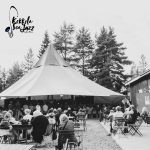 Kuva on otettu Kokkola sea Jazz -festivaalilla. Kuvassa näkyy esiintymiskato, sirkusteltta, sekä konsertissa olevia ihmisiä Kahvila sahan pihapiirissä.