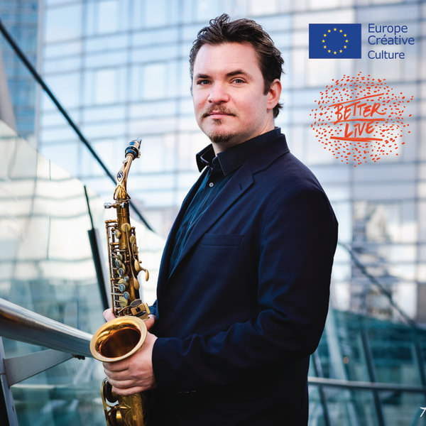 Baptiste Herbin Trio E Live Jazz Ranskalainen saksofonisti Baptiste Herbin seisoo talon edustalla saksofonin kanssa